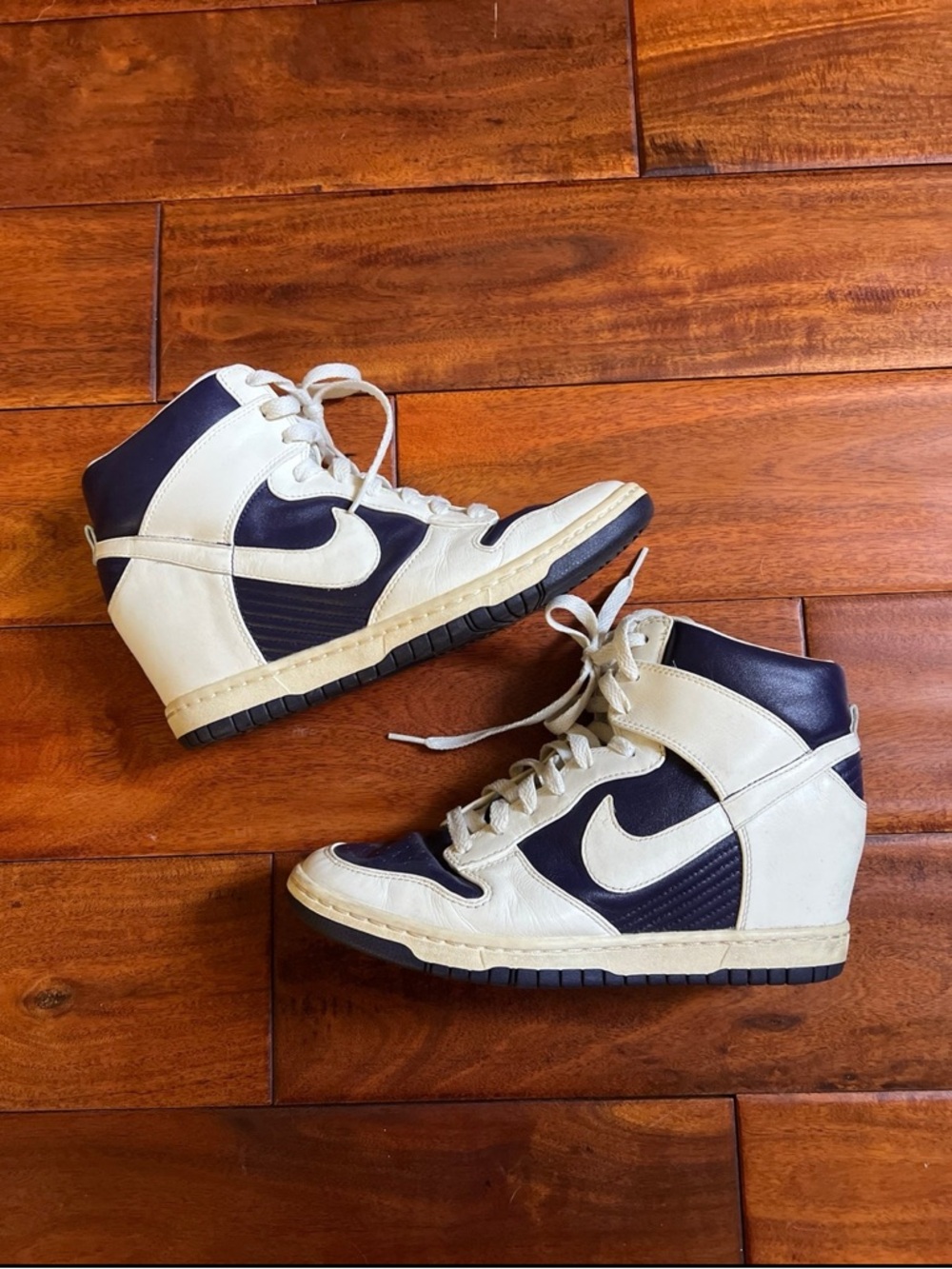 Women’s Nike Dunk Sky High Sneaker white/purple